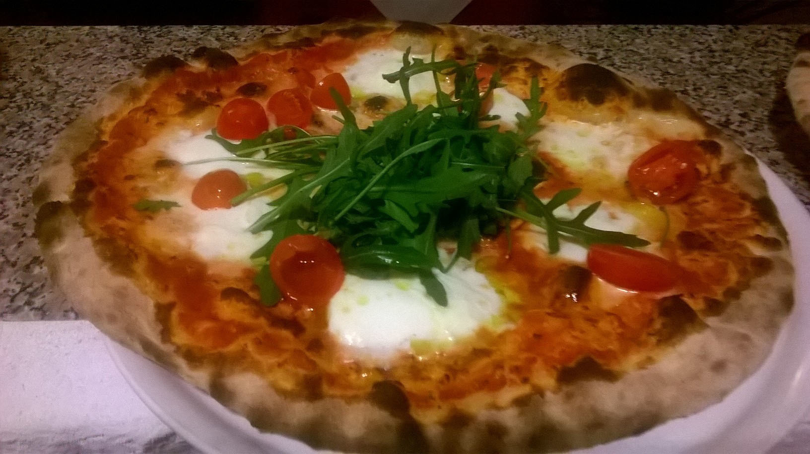 Holzofenpizza der Ristorante Pizzeria Taormina
