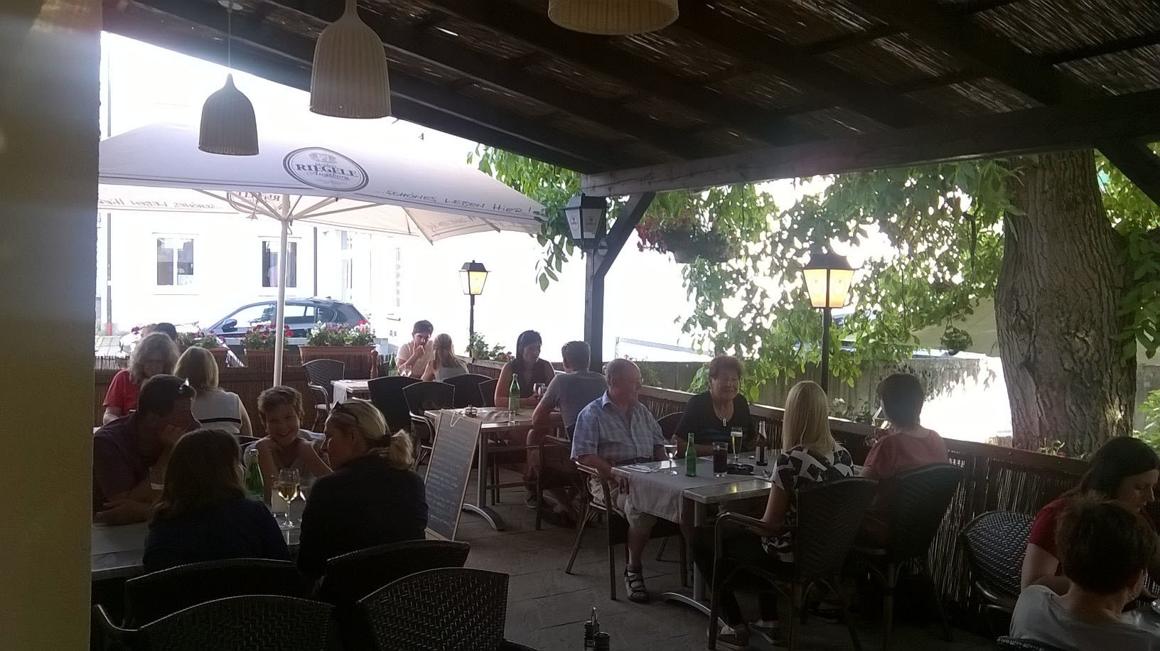 gut besuchte Terrasse der Ristorante Pizzeria Taormina